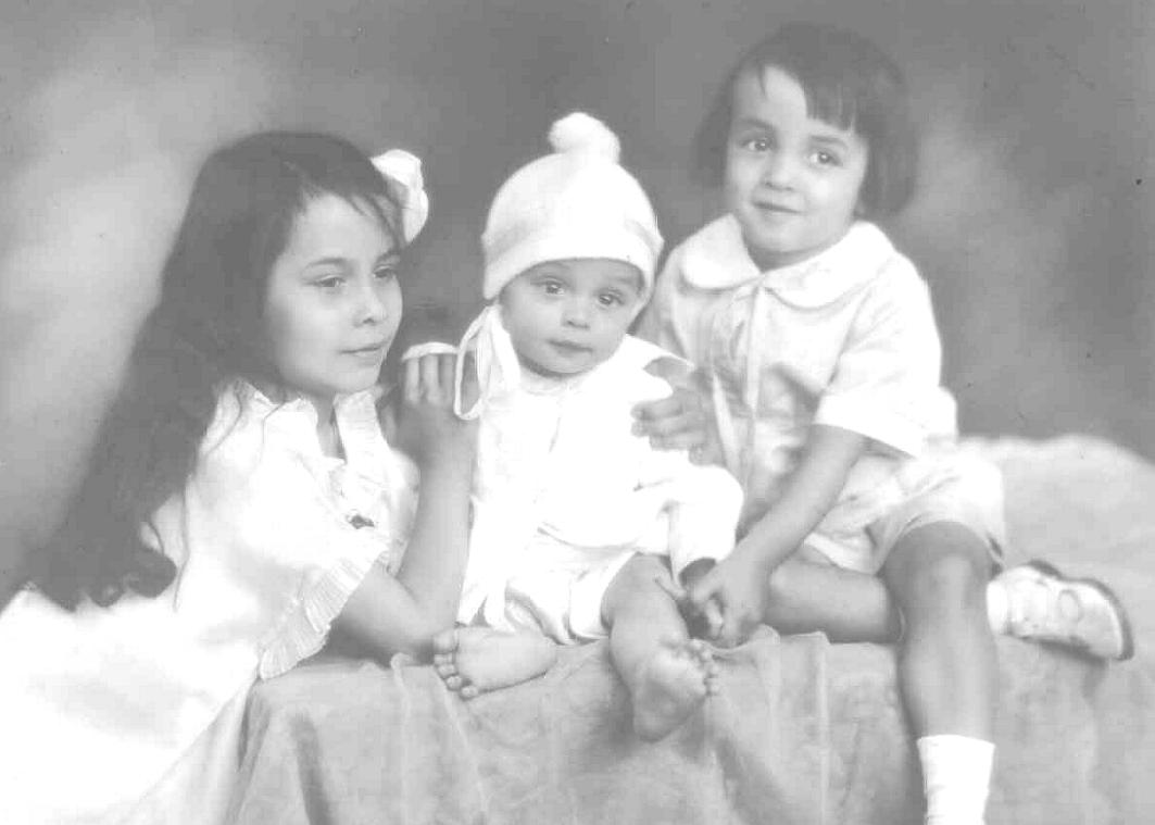Anda With her younger brothers; Merlin-Alexis(Sacha) and Rudolph-Hector (Ru) 1928.(Click on photo for an other)