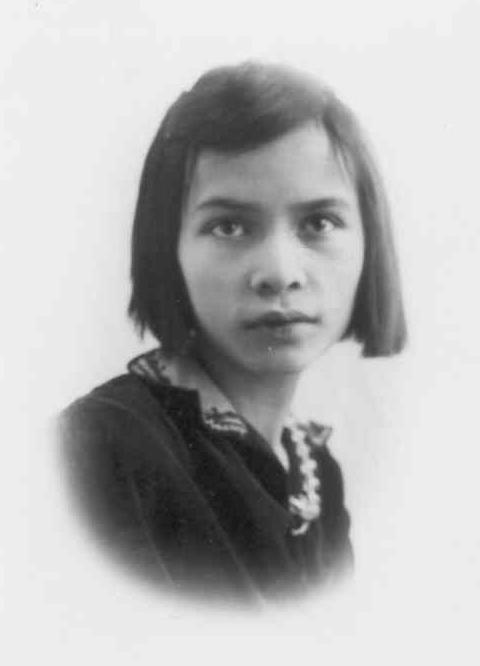 Anda, 14 years. Click on photo for the letter from Queen Wilhelmina to Anda's mother.